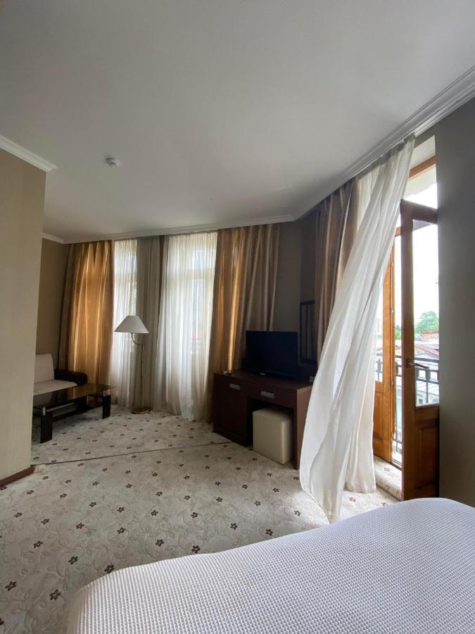 Hotel Empire Koutaïssi Extérieur photo