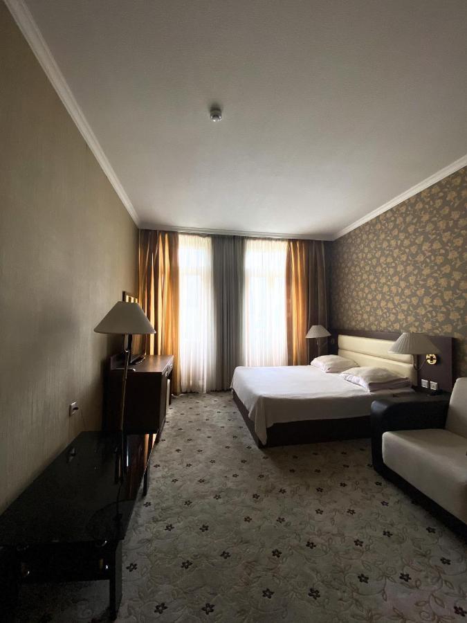 Hotel Empire Koutaïssi Extérieur photo