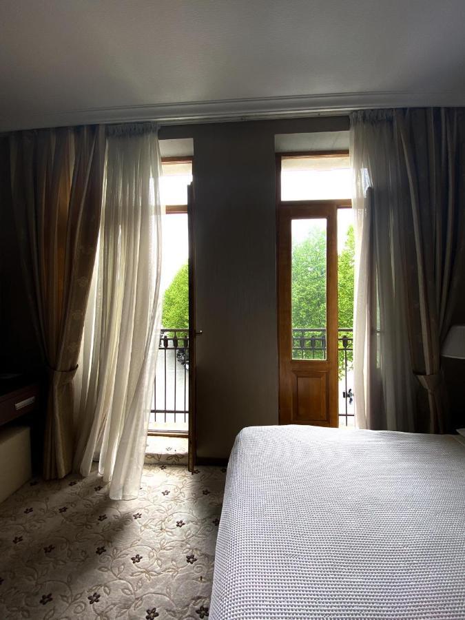 Hotel Empire Koutaïssi Extérieur photo