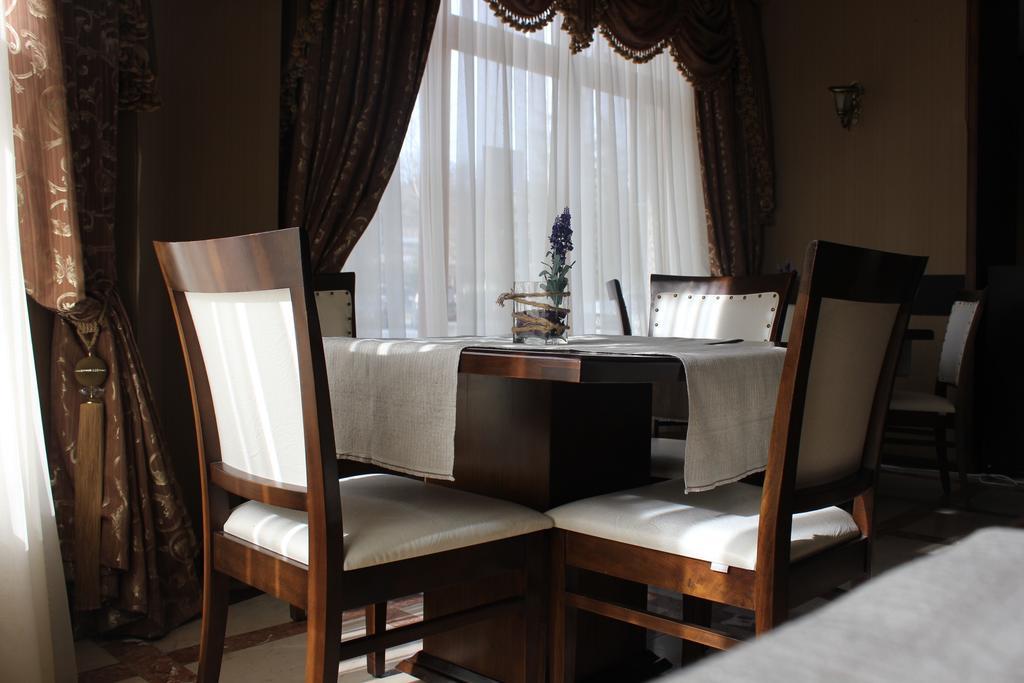 Hotel Empire Koutaïssi Extérieur photo